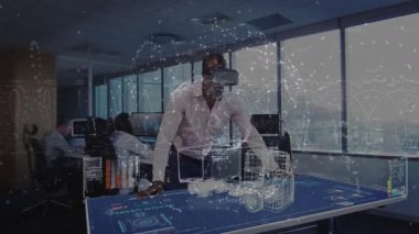 VR kulaklık kullanarak ayakta duran adam ofisteki masada duran 3 boyutlu kamyonu manipüle ederek veri örtülerini gösteriyor. Teknoloji, işbirliği, yenilik, dijital, fütüristik, çalışma alanı, ağ