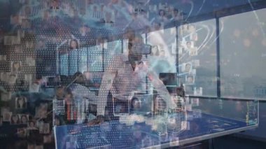 Teknoloji ofisinde dokunmatik ekranda VR kulaklık kullanan bir kadın veri simgelerinin arasında 3 boyutlu kamyon modelini izliyor. Teknoloji, yenilik, işbirliği, dijital, modern, işletme, çalışma alanı