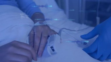 Hasta eli çarşafların üzerinde dinleniyor, sağlık çalışanı serumu ayarlıyor, dijital dalga formunu gösteriyor. Tıbbi, sağlık, hastane, tanı, klinik, teknoloji, hasta bakımı