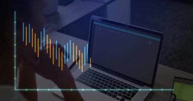 Ofis masasında başı tutan kadın veri analisti, bar tablosuyla dizüstü bilgisayarı inceliyor. Teknoloji, verimlilik, konsantrasyon, görselleştirme, analitik, modern, profesyonel