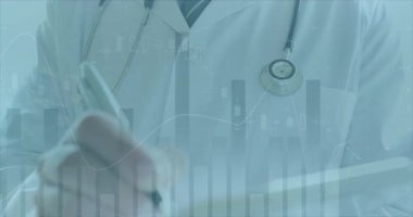 Masaya notlar yazan bir erkek doktor. Canlandırılmış bar çizgileri ile tıbbi tabloları gösteriyor. Profesyonel, sağlık, analitik, danışma, klinik, veri, araştırma