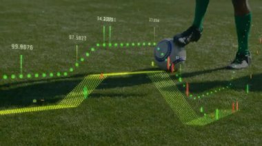 Spor analitiği sahada topu kontrol eden futbolcu, yüzen veri noktaları, ölçümler. Atletik, teknoloji, performans, rekabet, dijital, taktik, hareket