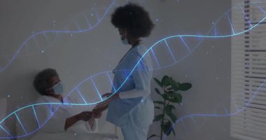 Maskeli hemşiresi olan kıdemli hasta DNA sarmalı tıbbi kaplamayla el ele tutuşuyor. Sağlık, bakım, sağlık, teşhis, destek, iyileştirme, profesyonellik