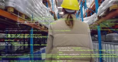 Kadın depo işçisi rafların arasında duruyor ve lojistik için animasyon kodlarıyla örtüşüyor. Sanayi, lojistik, tedarik zinciri, organizasyon, verimlilik, modern, canlı