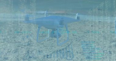 Kumsalda pilotsuz uçak kullanan bir adam teknoloji veri haritalarını ve kodlarını gösteriyor. Drone, teknoloji, veri, dijital, açık hava, manzara, yenilik
