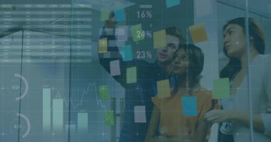 İş adamları konferans odasında beyin fırtınası yapıyor dijital çizelgeler ve yapışkan notlar hazırlıyorlar. İşbirliği, yenilik, veri görselleştirme, takım çalışması, modern, teknoloji, strateji