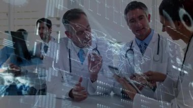Tıbbi ekip toplantı odasında tedavi planlarını tartışıyor, animasyon çizelgeleri ve dünya haritalarını birleştiriyor. Sağlık, işbirliği, yenilik, teknoloji, profesyonellik, analiz, takım çalışması