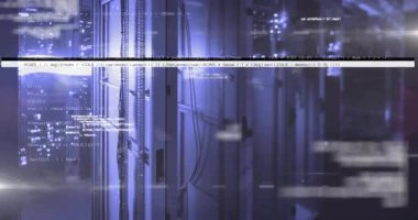 Mor ışığın altında parlayan sunucu dolapları, sallanan ağ kabloları, kapı boyunca kayan kod. Teknoloji, veri, siber güvenlik, ağ, dijital, altyapı, yenilik