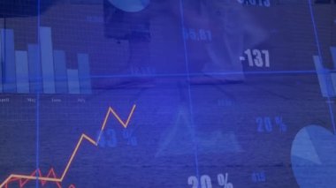 Finansal analizler ahşap masa üstü çalışma alanı üzerinde, dizüstü bilgisayar, defter, kalem gösteriliyor. İş, veri, modern, dijital, profesyonel, üretkenlik, tasarım