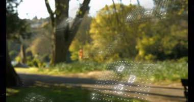 İkili kod panelleri, güneşli park geçidinde animasyon tarzında sürükleniyor. Teknoloji, dijital, fütüristik, doğal, açık hava, yenilik, veri