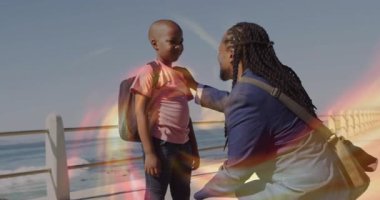 Çocuk rıhtımının yanındaki sırt çantasının kayışını ayarlayan adam eğitim için animasyon çizelgesini gösteriyor. Aile, akıl hocalığı, açık hava, doğal manzara, bağlantı, beslenme