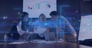 Meslektaşlar basılı belge ve dizüstü bilgisayarları inceliyor, satış grafikleri ve dijital kaplamalar sergileniyor. İş, takım çalışması, yenilik, teknoloji, veri, analitik, işbirliği