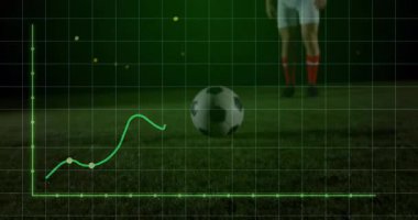 Gece sahasında futbol topunun arkasında duran erkek sporcu animasyon teknolojisi grafiği kaplaması sergiliyor. Spor, analitik, veri görselleştirme, rekabetçi, açık hava, atletik, performans