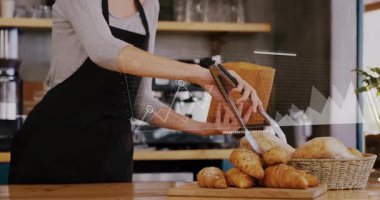 Pasta tezgahının arkasında kruvasan seçen bir kadın çizelge ve pasta satış verilerini sunuyor. Esnaf, konukseverlik, köy, tazelik, profesyonellik, aşçılık, zanaat