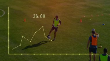 Erkek futbol atletleri topu kontrol ediyor ve sahada yürüyor, spor performansı grafiği 90 'ı gösteriyor. Sporcular, takım çalışması, antrenman, açık hava, canlılık, rekabet, performans