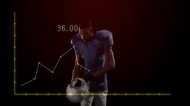 Futbolcu, yüz maskesini karanlık stüdyo arkaplanına göre ayarlıyor ve spor analizi grafiğini örtüyor. Sporcu, spor, performans, veri görselleştirme, analitik, aydınlatma, dinamik