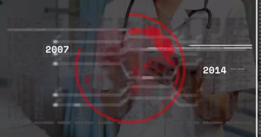 Kadın doktor klinikte şeffaf medikal dokunmatik ekranda kırmızı dünya haritasını gösteriyor. Teknoloji, sağlık, yenilik, dijital, küresel, veri, iletişim