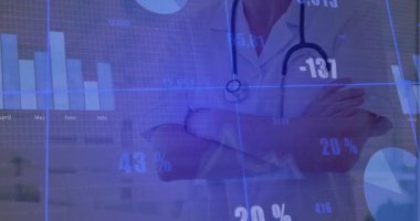 Sağlık analitiği ölçümlerini inceleyen kıdemli bayan doktor, bar tablosu ve pasta tablosu ile birlikte. Tıbbi, analitik, dijital, profesyonel, veri, sağlık, modern