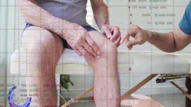 Son sınıf öğrencisi terapi sırasında yastıklı bankta oturuyor, yüzen kurtarma çizelgeleri ve veri örtüleriyle. Rehabilitasyon, fizyoterapi, gerontoloji, biyomekanik, analiz, iyileşme, sağlık