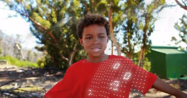 Parkta duran çocuk, teknoloji ağı konseptini gösteren ikili kodları gösteriyor. Çocuk, açık hava, dijital, doğa, teknoloji, kentsel, canlı