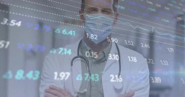 Tıbbi maske takan profesyonel bir doktor klinik koridorunda yüzen sağlık verilerini analiz ediyor. Doktor, sağlık, veri görselleştirme, klinik, modern, tanı, teknoloji