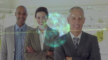 Ofiste holografik küreyle yüzen sayısal ölçümleri sunan üç iş adamı. Teknoloji, yenilik, işbirliği, liderlik, fütüristik, kurumsal, veri görselleştirme