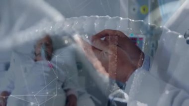 Hastanedeki hasta verilerini inceleyen hekim animasyon ağ hatlarının üst üste bindiğini gösteriyor. Tıbbi, sağlık, teletıp, teknoloji, tanı, klinik, hasta bakımı
