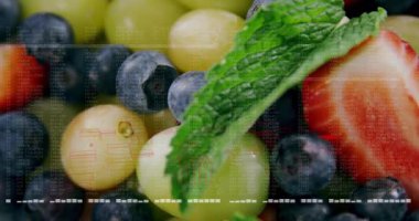 Veri kodunun üzerinde yüzen çeşitli böğürtlenler kümesi 3D görüntüleme, yüzeysel odak altında parlatılıyor. Doğal, taze, canlı, organik, sağlık, renkli, çağdaş