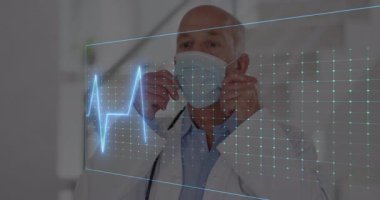 Kıdemli erkek doktor, tıbbi koridorda maske takıyor. Holografik kalp atış çizgileri var. Sağlık, tıp, klinisyen, teşhis, fütüristik, sağlık, profesyonellik