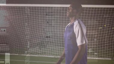 Erkek kaleci spor antrenmanında ileri doğru uzanır, çizgi top yörüngesi ve net kaplama ile. Atletik, eylem, hassasiyet, kararlılık, spor, rekabetçi, dinamik