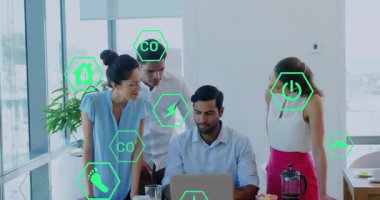 Ofiste yeşil projeyi tartışan iş ekibi, canlandırılmış geri dönüşümlü su gücü simgelerini gösteriyor. İşbirliği, takım çalışması, yenilik, sürdürülebilirlik, modern, üretkenlik, kurumsal