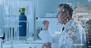 Kıdemli erkek bilim adamı dijital dünya hologramı ile laboratuvar bankına uzanıyor. Gelecekçi, yenilikçi, araştırma, bilim, kimya, teknoloji, dijital