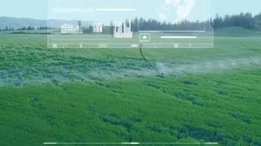 Merkez pivot sulama sistemi ekinler üzerinde dönüyor, dijital grafikleri ve tabloları örtüyor. Tarım, hassas tarım, veri görselleştirme, yenilenebilir enerji, çevre izleme, kırsal alan, modern teknoloji