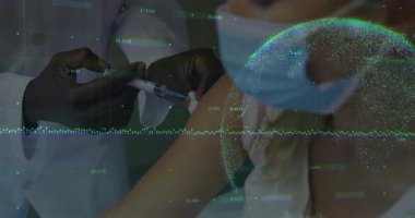 Erkek tıbbi uzman, klinikte şırınga enjekte ediyor. Renkli veri noktaları oluşturuyor. Sağlık, tanı, veri görselleştirme, klinik, profesyonellik, yenilik, teknoloji