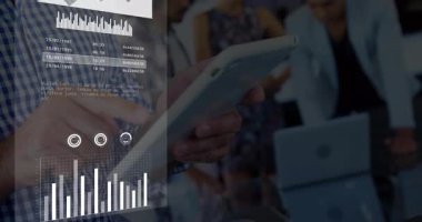 Finans ofisinde tableti tıklatan olgun bir adam, çizelge çizelgesi verilerini gösteriyor. Teknoloji, veri görselleştirme, profesyonel, kurumsal, dijital, analitik, takım çalışması