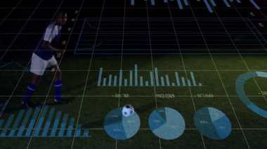 Erkek futbolcu çim sahaya yaslanıyor, spor analitiğini yüzen bar çizelgeleriyle gösteriyor. Sporcu, fitness, analizler, dijital, eğitim, performans, dinamik