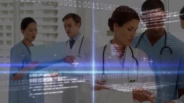 Kadın doktor ve meslektaşları klinik koridorunda dijital ikili kodları gösteren hasta verilerini inceliyor. Tıbbi ekip, işbirliği, yenilik, sağlık, teknoloji, profesyonellik, modern