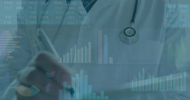 Doktor tableti tutuyor ve klinik çalışma alanına veri yazıyor, yüzen tıbbi çizelgeleri gösteriyor. Sağlık, dijital, yenilik, analiz, profesyonel, teknoloji, veri görselleştirme