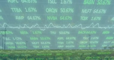 Yeşil alan üzerinde dönen düz dizayn rüzgar türbinleri, finansal veri ızgarası ve çizgi grafikleri gösteriyor. Yenilenebilir, sürdürülebilirlik, enerji, teknoloji, veri, finans, girişim
