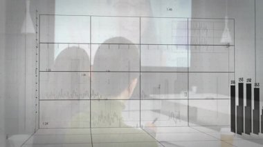 Üç iş adamı konferans odasında sayısal etiketlerle 3D bar tablosunu tartışıyor. Teknoloji, veri görselleştirme, işbirliği, modern, profesyonel, analitik, yenilik