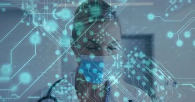 Maskeli bir tıbbi uzman, steteskopla parlayan bir devre arasında klinikte duruyor. Sağlık, teknoloji, yenilik, fütürizm, profesyonellik, dijital, tıbbi