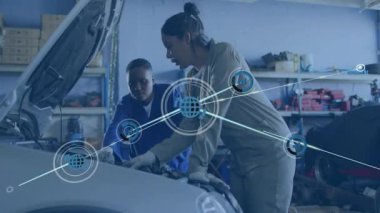 Otomotiv teknisyenleri, otomotiv teknisyenleri ve dünya grafik simgeleri kullanıyor. Mekanikler, takım çalışması, yenilik, sanayi, işbirliği, eğitim, fütüristik