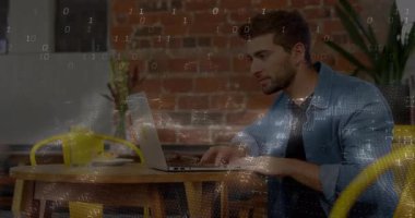 Teknoloji atölyesinde dizüstü bilgisayarda yazan bir adam, ahşap masanın üzerinde yüzen veri tabloları. Yaratıcı, modern, minimalist, profesyonel, enerjik, işbirlikçi, kentsel