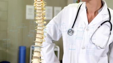 Tıbbi klinikte omurga modelini inceleyen kadın doktor holografik kablo örtüleri sergiliyor. Sağlık, anatomi, teknoloji, tıbbi, tanı, profesyonellik, yenilik