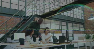 Ekip iş ofisindeki masa etrafında işbirliği yapıyor, yüzen belgeler ve çizelgeler gösteriyor. İşbirliği, takım çalışması, modernite, üretkenlik, yenilik, beyin fırtınası, şirket