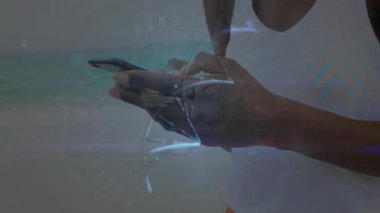 Kadın sahil şeridinde akıllı telefonla iletişim kuruyor, biyoteknoloji DNA sarmalı ve dijital kod yansıtıyor. Teknoloji, yenilik, fütürizm, dijital, iletişim, sağlık, bağlantı