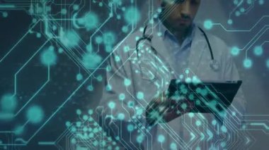 Holografik devreler karanlık medikal çalışma alanında yüzerken erkek doktor tableti tutuyor. Teknoloji, yenilik, sağlık, teletıp, fütürizm, dijital, profesyonellik