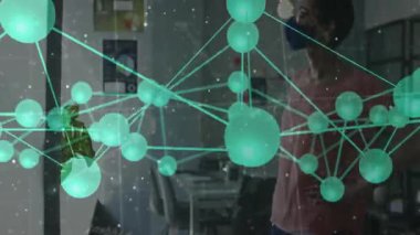 Teknoloji laboratuvarında sanal ağın arkasında duran maskeli kadın turkuaz düğümler ve kod kaplamalarıyla. Teknoloji, yenilik, siber güvenlik, bağlantı, dijital, geleceksel, veri görselleştirme