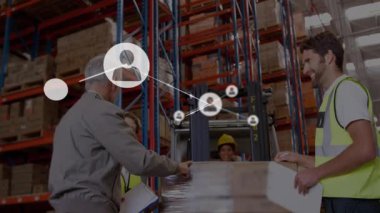 Depo ekibi paletleri taşırken ve forklift kullanırken ağ simgeleri dijital takım çalışmasını gösteriyor. Sanayi, takım çalışması, lojistik, otomasyon, bağlantı, işbirliği, verimlilik