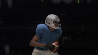 İki futbolcu teknoloji stüdyosunda yarışıyor, yüzen ikili kod grafikleri gösteriyorlar. Sporcular, dijital, fütüristik, rekabet, yenilik, spor, dinamik